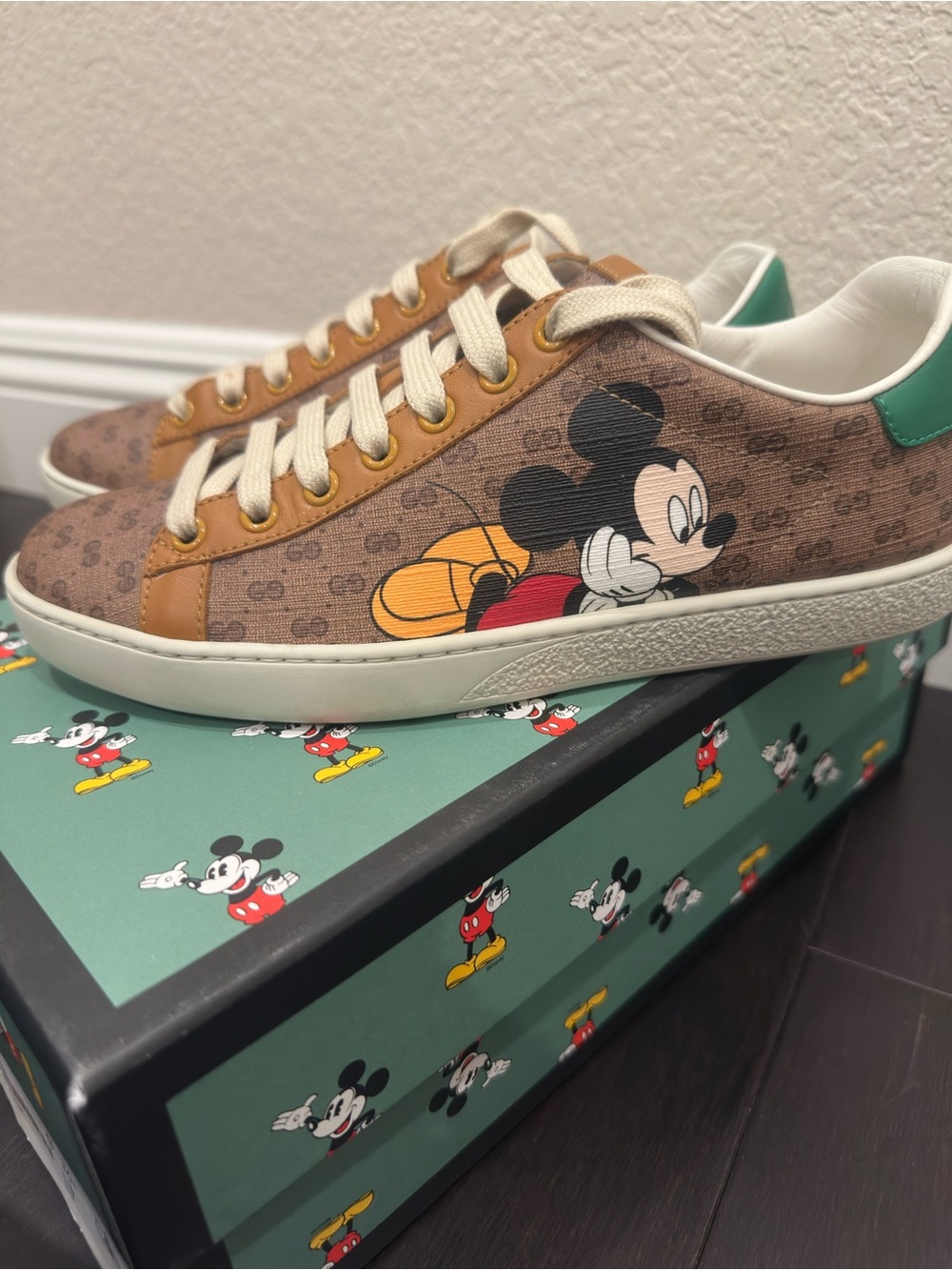 Gucci Brown Canvas Mickey Low-Top Women’s Sneakers with Green Heel - Picture 2 of 8
